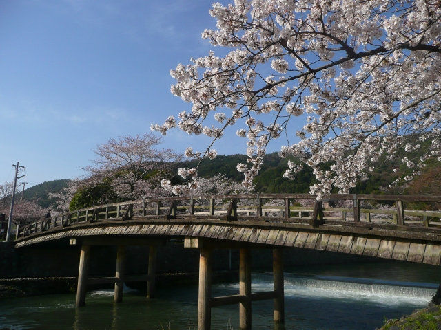 京都嵐山で宿泊なら花筏へ｜京都嵐山のシンボル的存在である渡月橋
