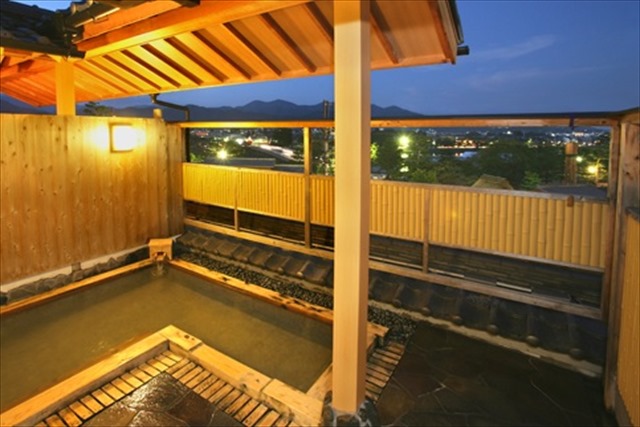 京都嵐山の貸切風呂で温泉を堪能
