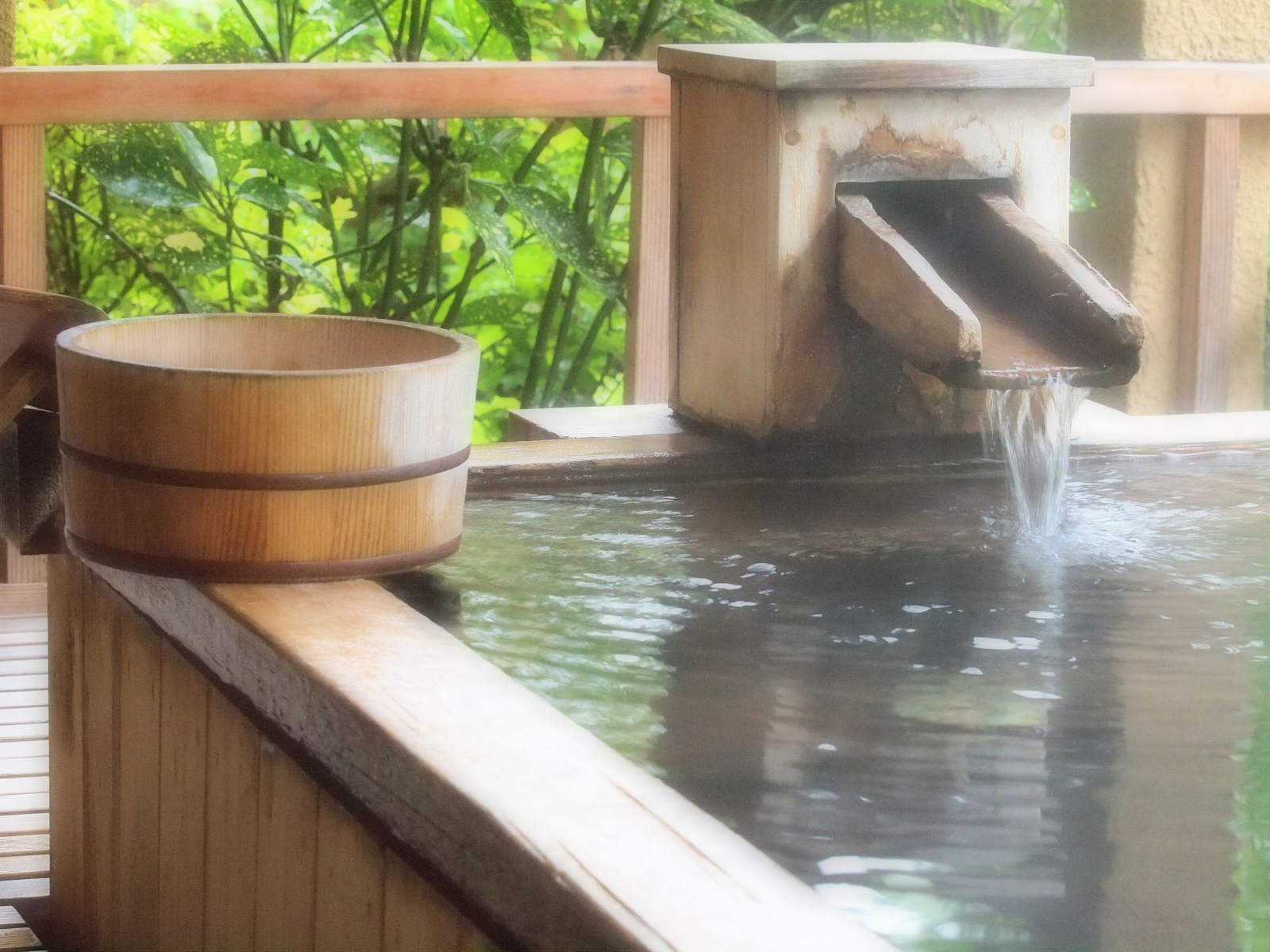 露天風呂付き客室や豊富な宿泊プランを持つ嵐山温泉「花筏」が解説・露天風呂の楽しみ方