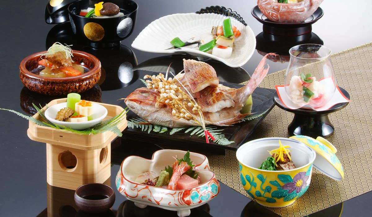 鯛付き懐石料理 (事前予約限定・別料金)